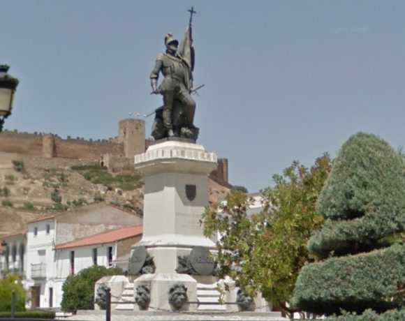 Monumento a Hernán Cortés frente a la alcaldía de Medellín, su pueblo natal en España. Foto tomada de Google Maps